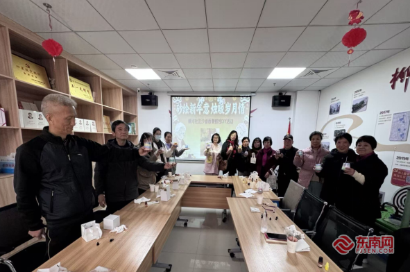 ——柳河社区开展沙画香薰蜡烛DIY活动CQ9电子网站砂绘新年意 烛暖岁月情(图2)