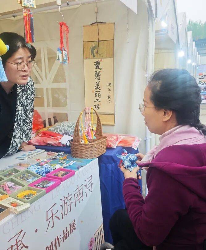 国“美丽工坊”文创作品展CQ9电子杭派匠心亮相全(图2)